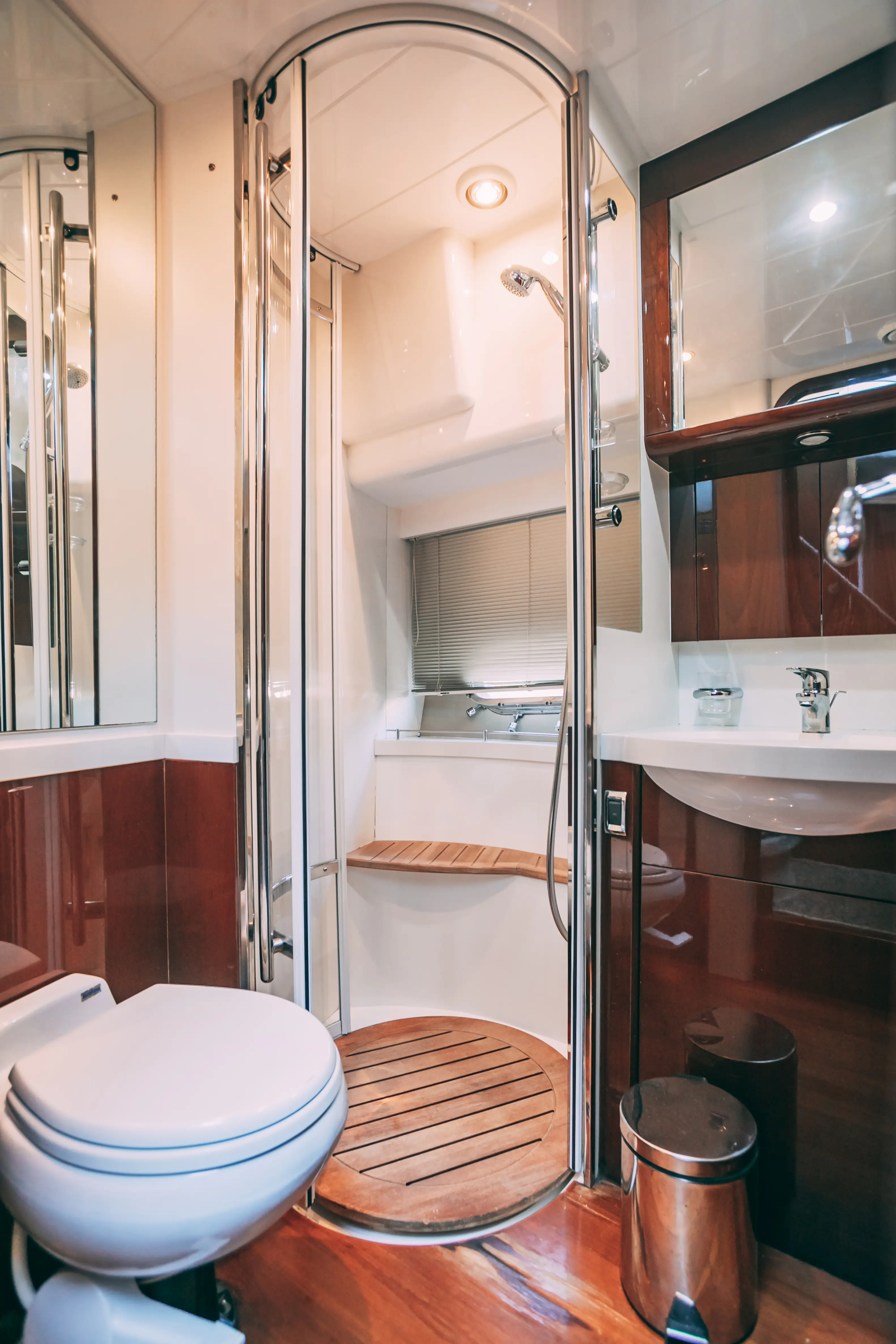 Яхта Princess 68